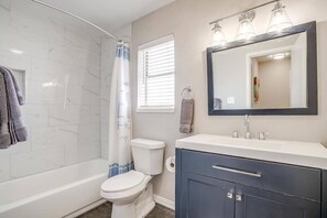 Bathtub, hair dryer - World Cup Stay | Walk to AT&T Stadium! (Arlington)
