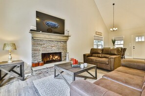 Smart TV, fireplace - Dream Ridge | Ellijay, GA (Ellijay)