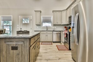 Fridge, oven, stovetop, dishwasher