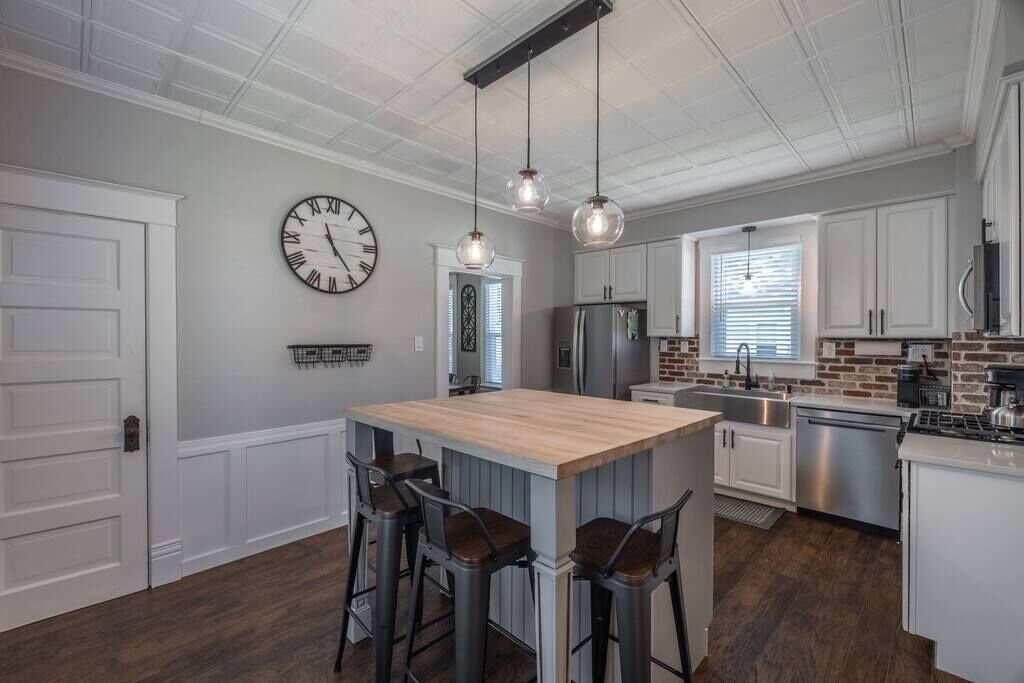 Cozy & Classic in St. Charles, 5 Mins. to Main St!