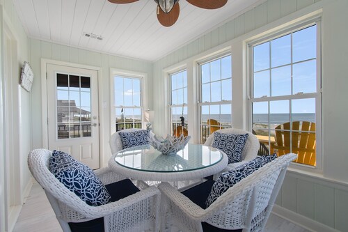 "December Cottage" - Pet Friendly Oceanfront Home, 3 Bedrooms / 2 Bathrooms