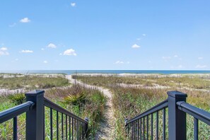 On the beach - "December Cottage" - Pet Friendly Oceanfront Home, 3 Bedrooms / 2 Bathrooms (Holden Beach)