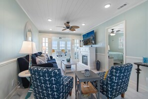 3 bedrooms, free WiFi - "December Cottage" - Pet Friendly Oceanfront Home, 3 Bedrooms / 2 Bathrooms (Holden Beach)