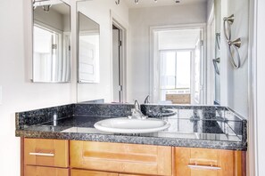 Sèche-cheveux, serviettes fournies