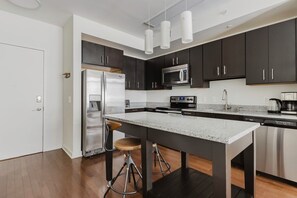 Fridge, microwave, oven, dishwasher - Trendy Bethesda Bainbridge 1BR w/ Concierge, Gym, W/D, walk to Metro, by Blueground (Maryland)