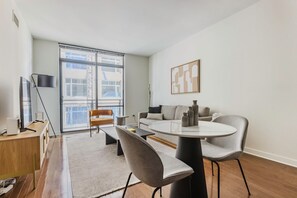 TV, stereo - Trendy Bethesda Bainbridge 1BR w/ Concierge, Gym, W/D, walk to Metro, by Blueground (Maryland)