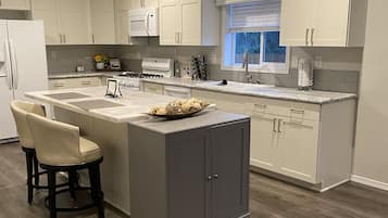 Geladeira, micro-ondas, fogão, cooktop