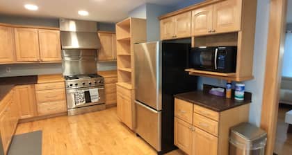 Stunning 3bedroom modern home closed to everything