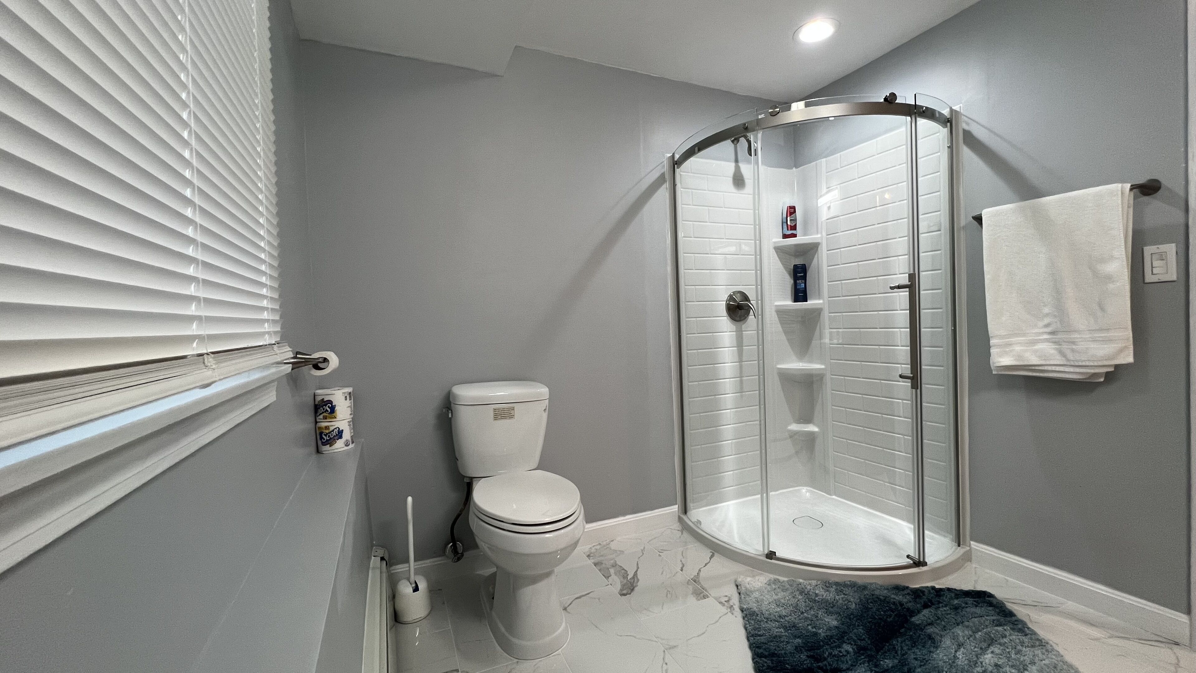 Ducha, secador de pelo, toallas y jabón