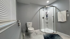 Douche, sèche-cheveux, serviettes fournies, savon