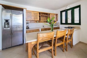 Fridge, stovetop, blender, cookware/dishes/utensils