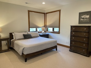 4 bedrooms, desk, WiFi