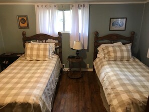Second bedroom with two twin beds