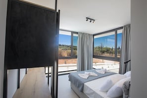 5 bedrooms, iron/ironing board, WiFi, bed sheets