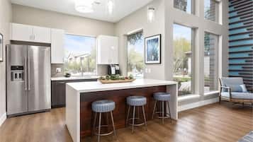 Kjøleskap, mikrobølgeovn, ovn og kokeplater