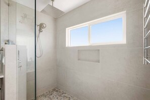 Bathtub, hair dryer, towels, shampoo - Stunning Panoramic Ocean Front Views, Single Level, Open Floor Plan, BBQ, Large Deck, Walk to Beach (Cloverdale)