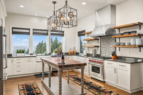 Astounding Panoramic Vineyard and Valley Views, 3 Bedrooms w/ En-Suite Baths, Bocce Ball, Fire-Pit