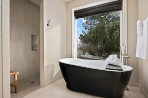 Badekar, hårtørrer, håndklæder, Shampoo