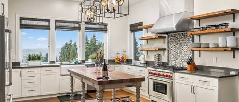 Fridge, microwave, dishwasher, coffee/tea maker