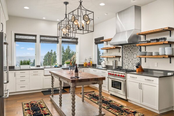 Een koelkast, een magnetron, een vaatwasser