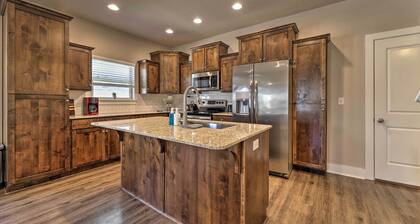 Fayetteville House: Pool Access & Gas Grill!