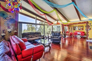 TV, fireplace, Netflix, DVD player - Colorful El Cajon Gem: Deck, Garden & Valley Views (El Cajon)
