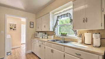 Coffee/tea maker, fridge, microwave, stovetop