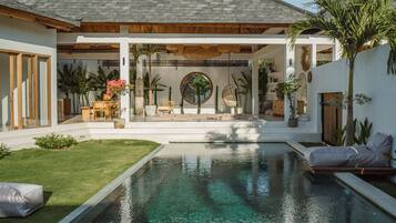 Luxury Villa, 4 Bedrooms, Pool Access | 4 bilik tidur, cadar kapas Mesir, peralatan tempat tidur premium, meja