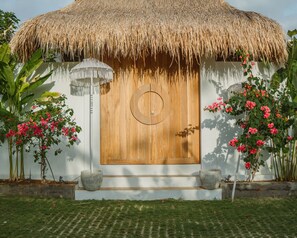 Luxury Villa, 4 Bedrooms, Pool Access | Egyptian cotton sheets, premium bedding, desk, blackout drapes - MODJO Villas Bingin (Pecatu)