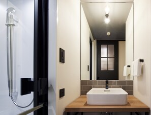 Een aparte badkuip en douche, gratis toiletartikelen, een haardroger