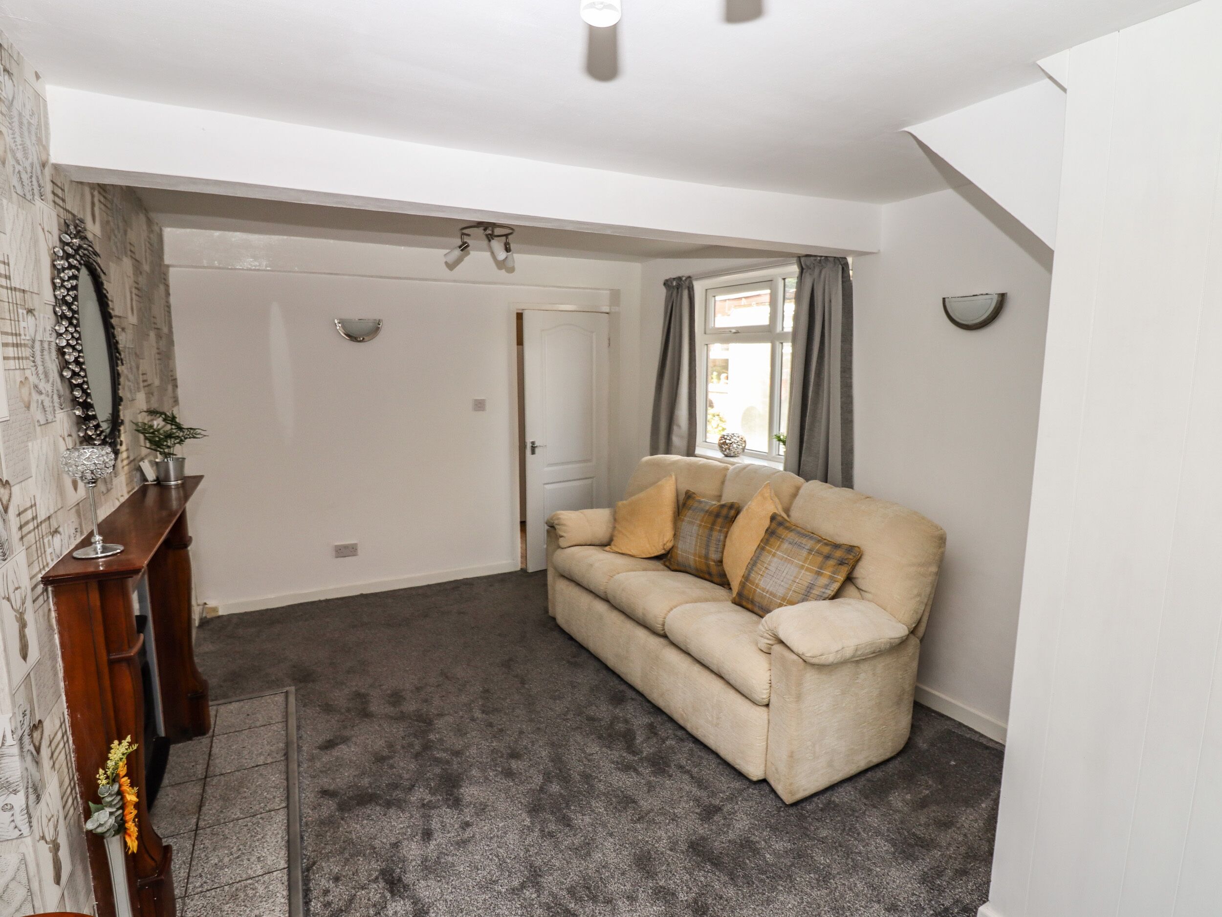 8 Heatons Bridge Road, Family Friendly, With A Garden In Scarisbrick - Ormskirk