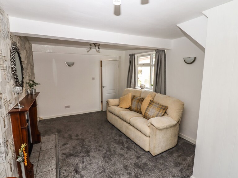 8 Heatons Bridge Road, Family Friendly, With A Garden In Scarisbrick - Ormskirk