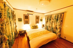 Une chambre à coucher avec un lit, des rideaux, une table de chevet et un appareil de climatisation.