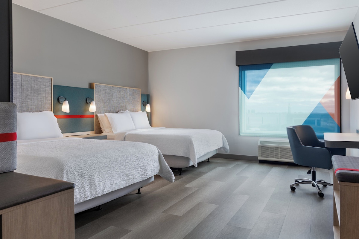 Rom – standard, 2 queensize-senger, rullestolvennlig dusj (Mobility Accessible) | Allergitestet sengetøy, skrivebord og skrivebord for bærbar PC