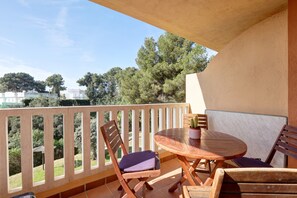 Outdoor dining - Luxury 2 Bed Apartment with Shared Pools, Terrace & Wi-Fi (Marbella)