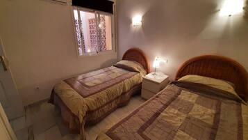2 chambres, fer et planche à repasser, Wi-Fi gratuit, draps fournis