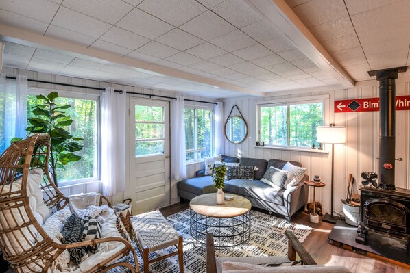 Smart TV, fireplace, books - Entire Modern Cabin by the NH White Mountains, Cannon + Franconia Notch!  (Bethlehem)