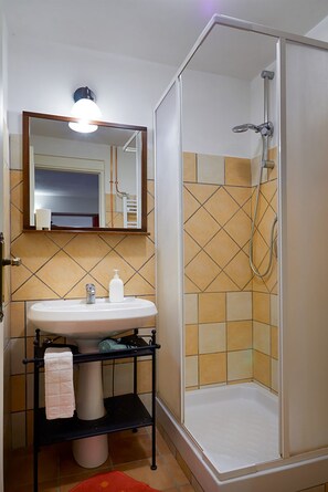 Combined shower/tub, hair dryer, bidet, towels - Country House near Rome (Castel Madama)