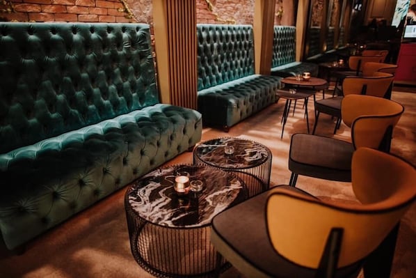 2 bars/lounges