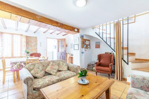 Televisión, chimenea y reproductor de DVD 