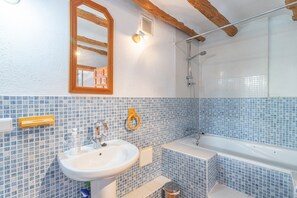 Bathtub, towels - Holiday Home "Casa Serrella - Abdet" with Mountain View, Garden & Wi-Fi (Confrides)