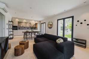 TV - Holiday Home "Lagolino Boutiquehouse " with Pool, Garden & Wi-Fi (Pacengo/Lazise)