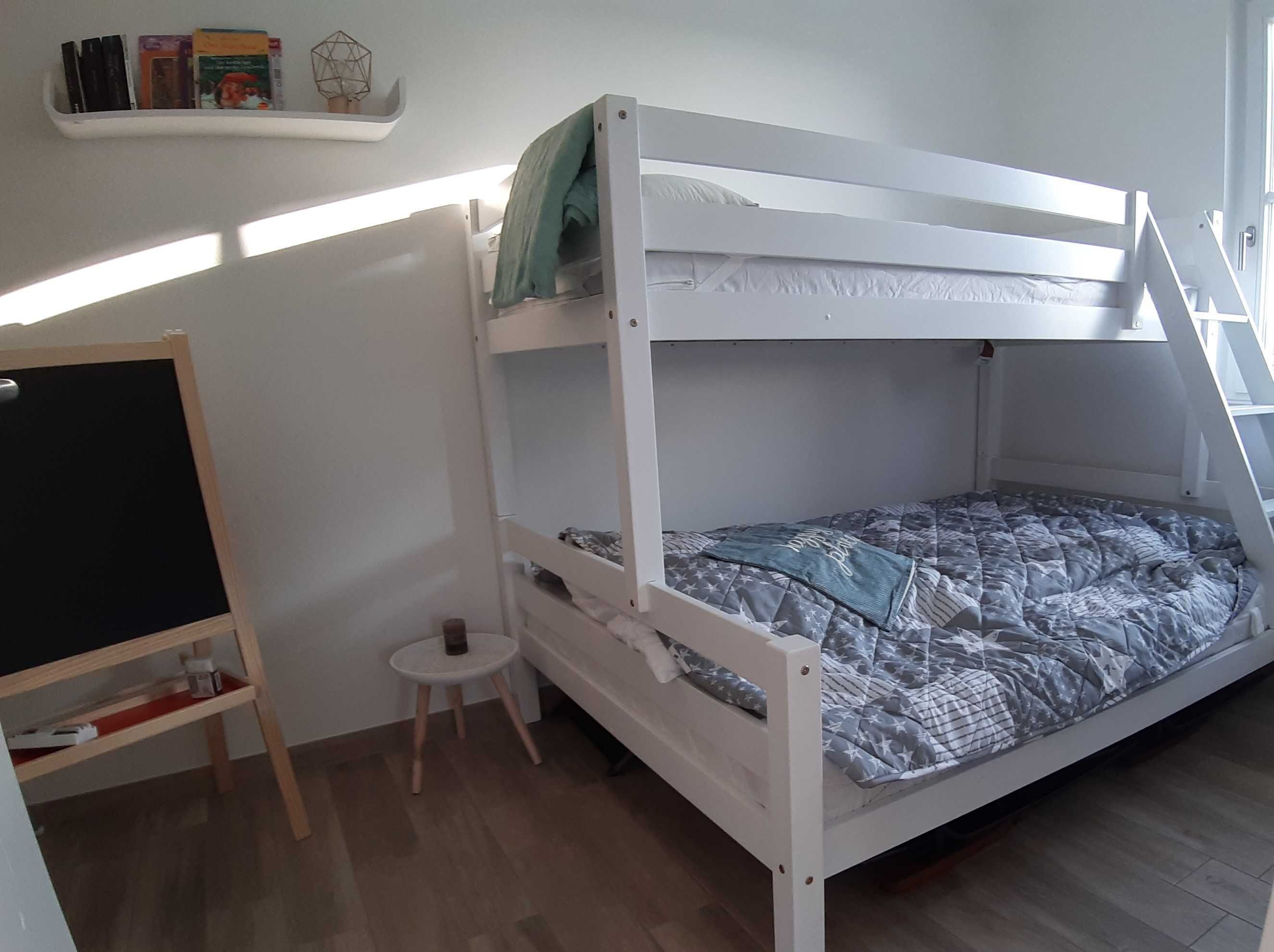 3 bedrooms, travel cot, WiFi, bed sheets