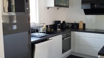 Een koelkast, een microgolfoven, een oven, een kookplaat