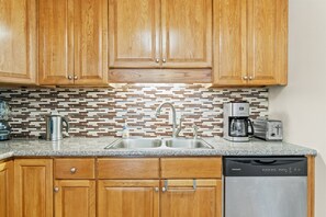 Hus (7405 Beach Dr #A) | Exteriör