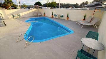 Utendørsbasseng, bassengparasoller og solsenger