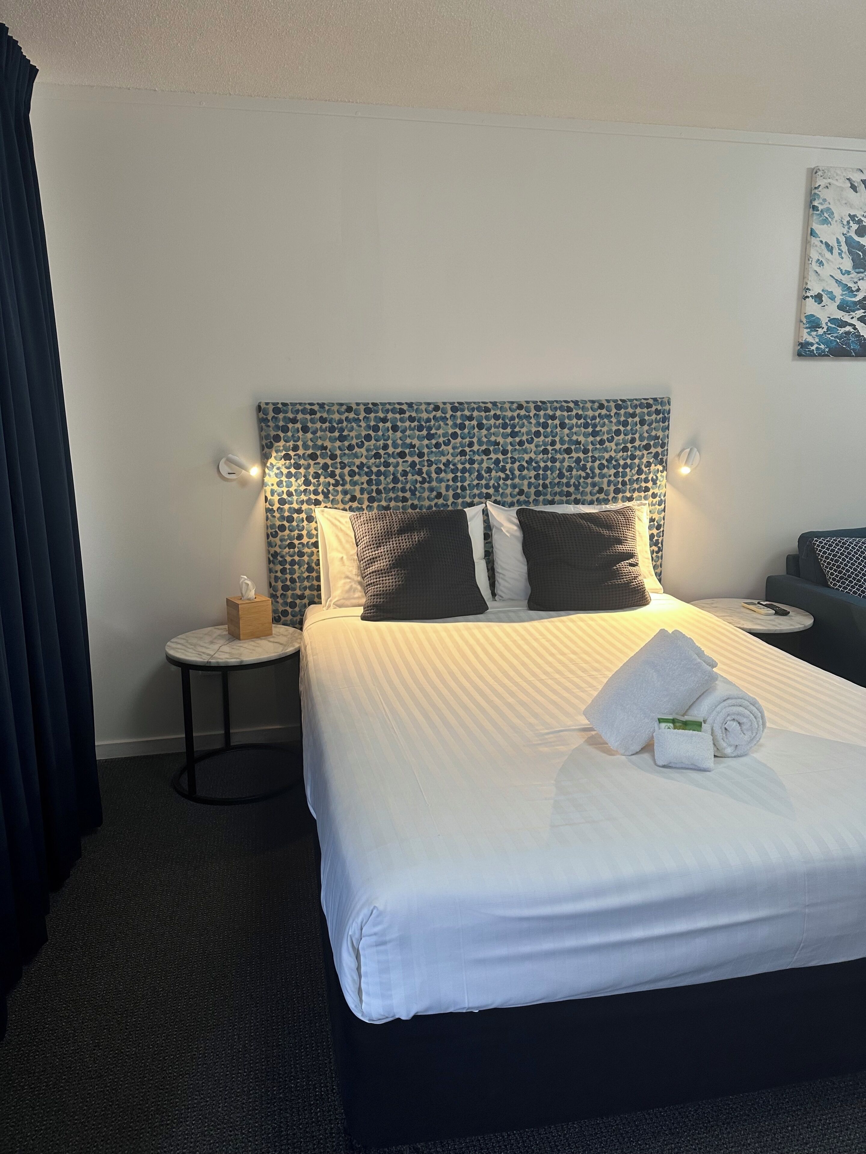 Kahden hengen classic-huone (Deluxe Queen Room) | Ylelliset vuodevaatteet, pimennysverhot, silitysrauta/-lauta