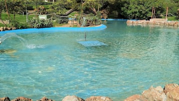 Uppvärmd pool och solstolar
