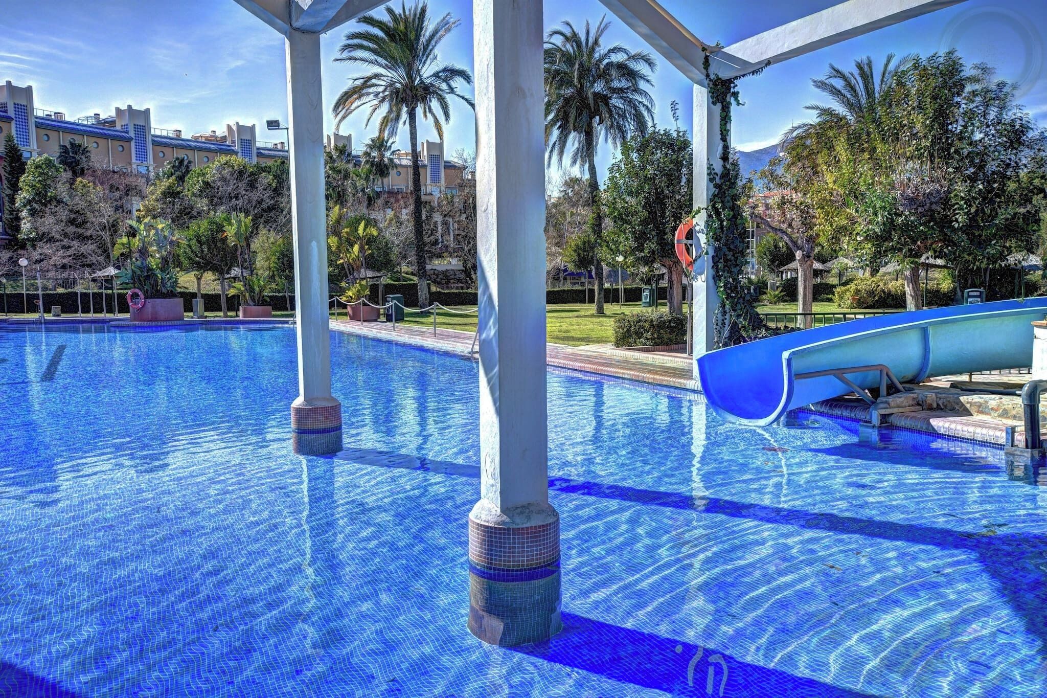 Piscine chauffée, chaises longues