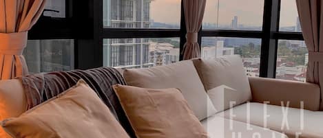 Deluxe-Maisonette | Wohnzimmer | 40-Zoll-LCD-Fernseher mit Digitalempfang, Fernseher, Streaming-Dienste